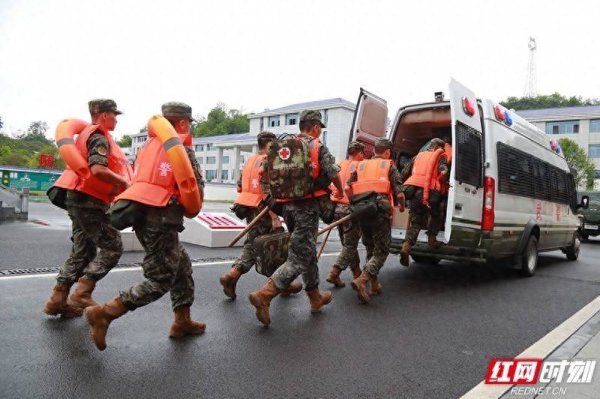 牛策略 猛洞河水位陡涨 武警湘西支队官兵紧急出动全力救援