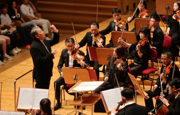 亿操盘 哈德利希上海首秀“化繁为简”，余隆执棒贝多芬《乐队协奏曲》为上交乐季收官