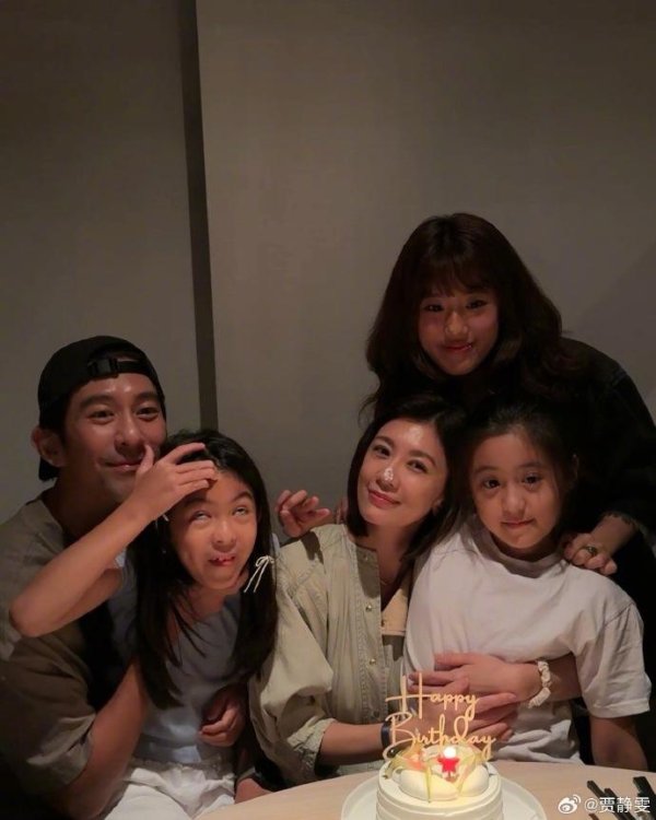 中承配资 贾静雯晒合照庆祝51岁生日，与三个女儿同框好养眼